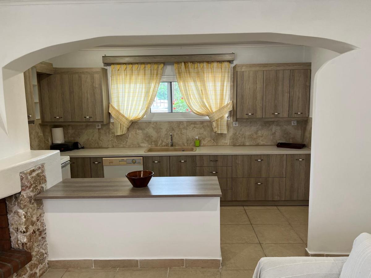 Apartment In Salamina With Garden & Sea View Selinia Exteriör bild